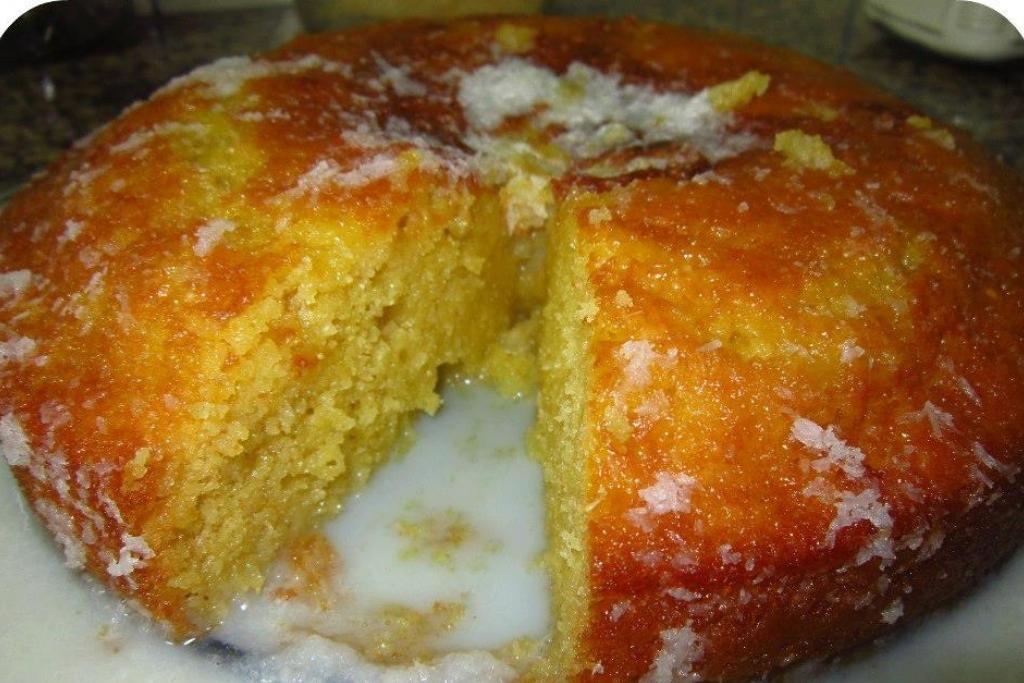 Bolo de côco molhadinho, além de econômico fica muito saboroso Bolo de côco molhadinho, além de econômico fica muito saboroso