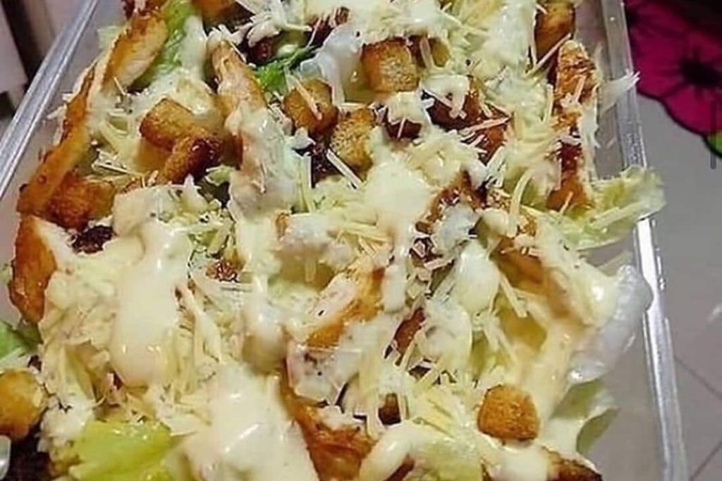 Salada caesar fácil com um delicioso molho cremoso e queijo parmesão Salada caesar fácil com um delicioso molho cremoso e queijo parmesão